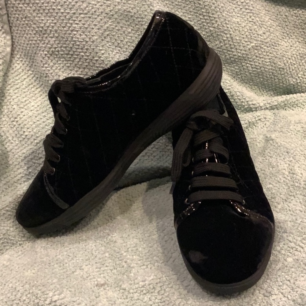 New Aquatalia black velvet quilted lace ups